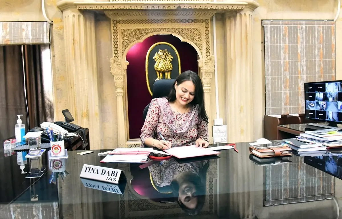 IAS टीना डाबी को 'रील स्टार' कहना पड़ा महंगा, छात्रों को थाने ले गई पुलिस..अब कलेक्टर ने दी सफाई