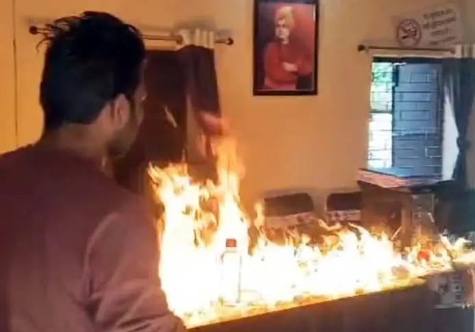 नशे में धुत युवक ने पेट्रोल छिड़ककर पंचायत दफ्तर में लगा दी आग