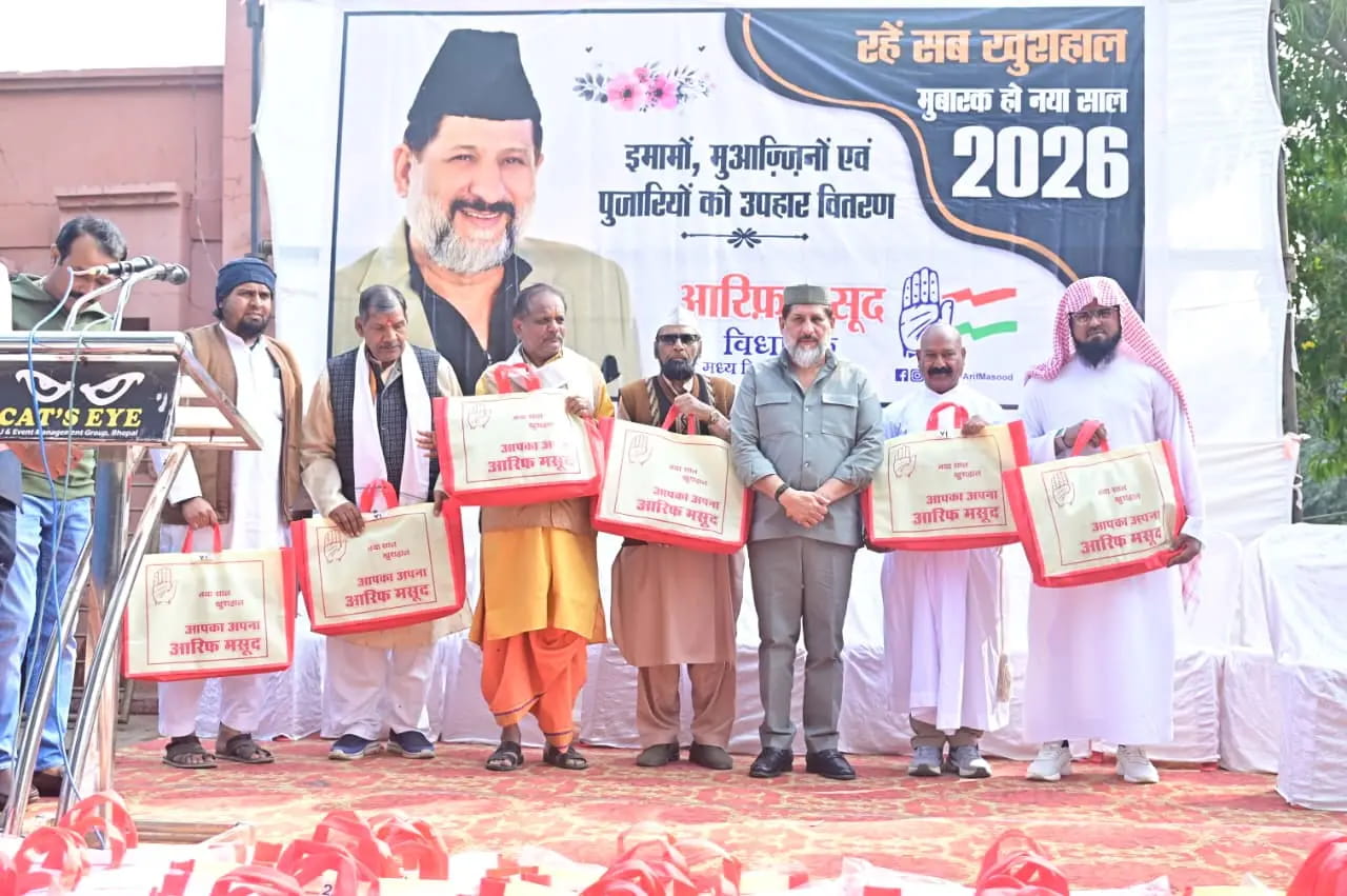 इस विधायक ने ऐसे मनाया नया साल, एक मंच पर आ गए पुजारी और इमाम