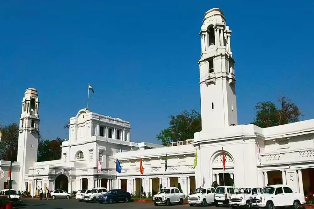 बंदर भगाने वालों को तलाश रही विधानसभा, लंगूर की आवाज निकालने की 'मास्टरी' जरूरी