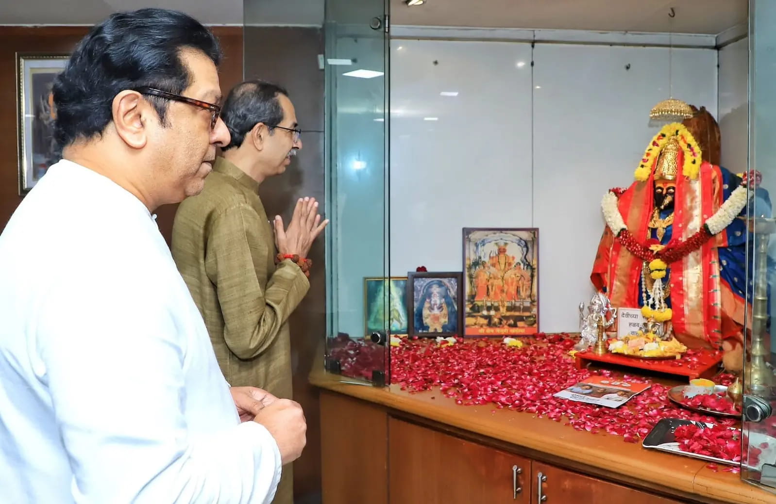 राज ठाकरे 20 साल बाद शिवसेना भवन पहुंचें, बोले- महाराष्ट्र को यूपी-बिहार बनाने की कोशिश हो रही