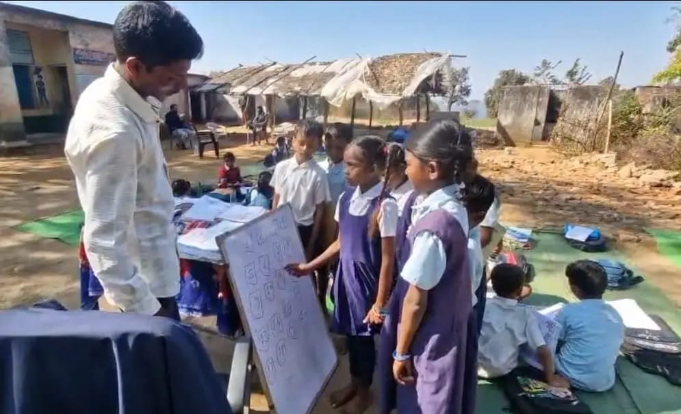 डिंडौरी में 500 स्कूल भवन जर्जर, अस्पताल, झोपड़ी और पेड़ के नीचे लग रहीं क्लास