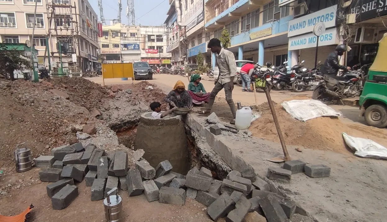 भोपाल के एमपी नगर में एक महीनों से हो रही सड़कों की हत्या...!