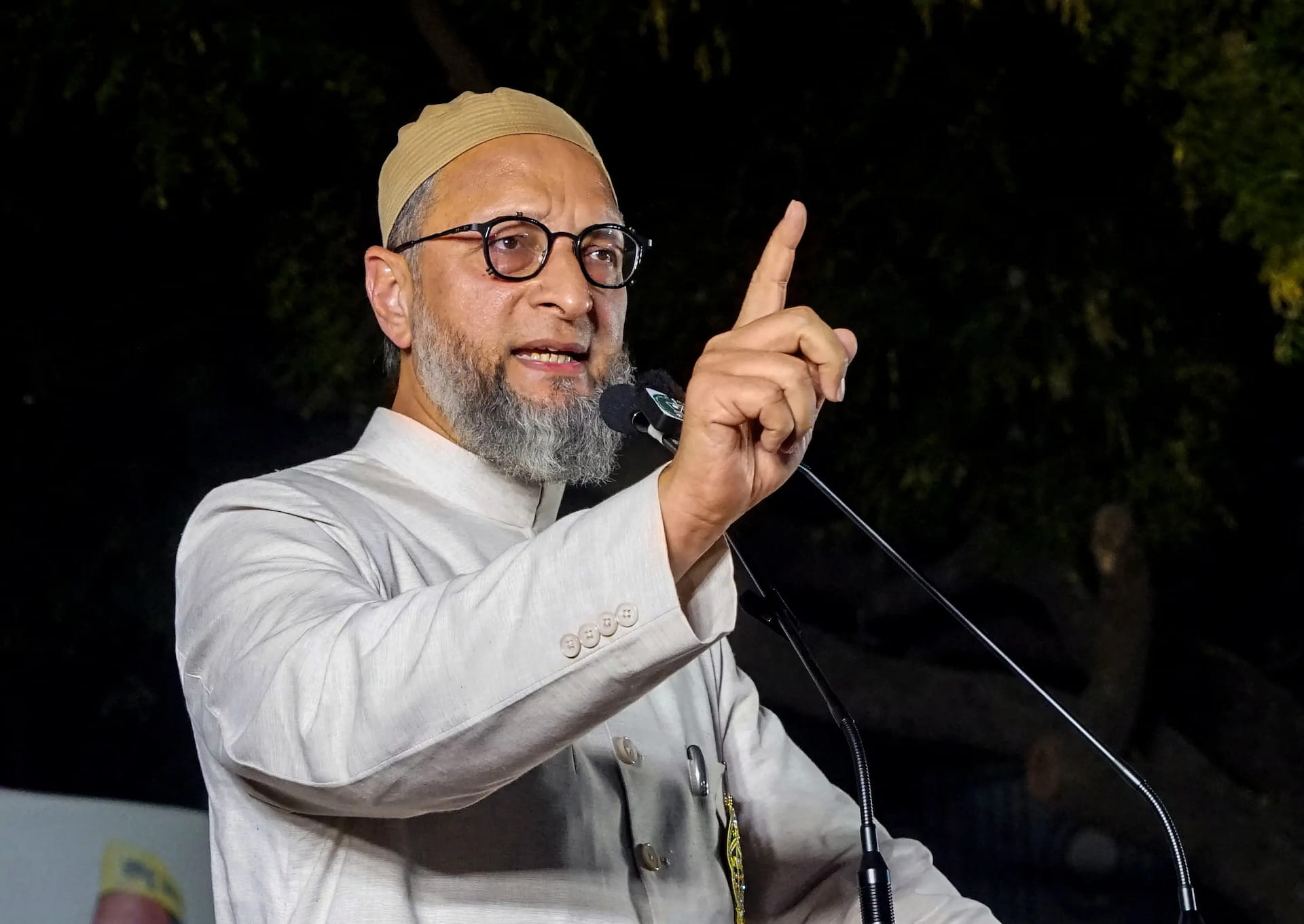 ओवैसी ने कहा- चुनाव में नेता पैसा बांटें तो ले लो और उससे टॉयलेट बनवा दो