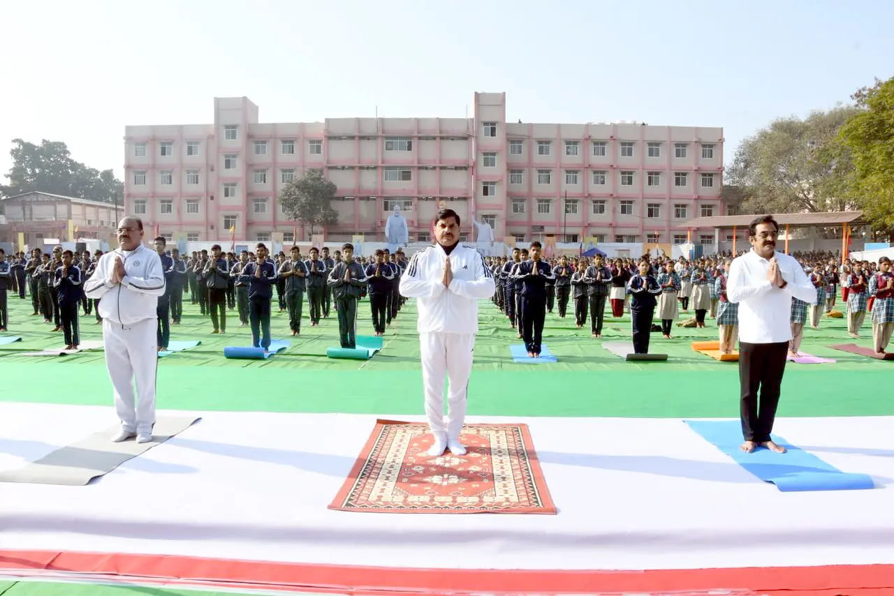 सूर्य नमस्कार करें, प्राणायाम करें और व्यक्तित्व के साथ चरित्र का भी निर्माण करें