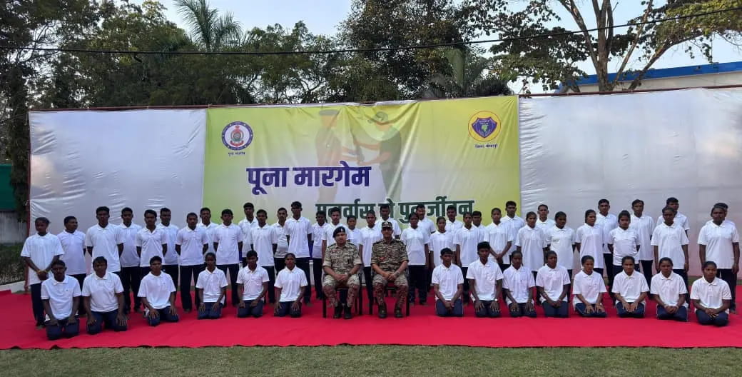 छत्तीसगढ़ के बीजापुर में 52 नक्सलियों का सरेंडर, इन पर एक करोड़ 41 लाख रुपए का था इनाम