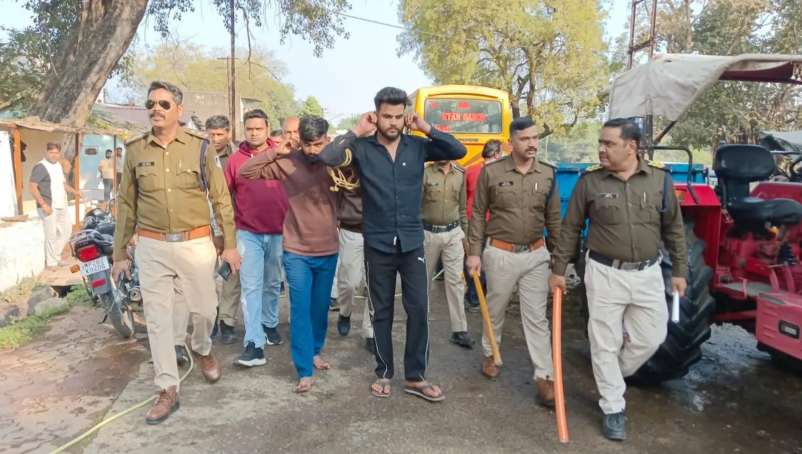 जबलपुर में क्रिएटिव पुलिसिंग, बदमाशों का जुलूस निकाल वीडियो वायरल कर खत्म की दहशत