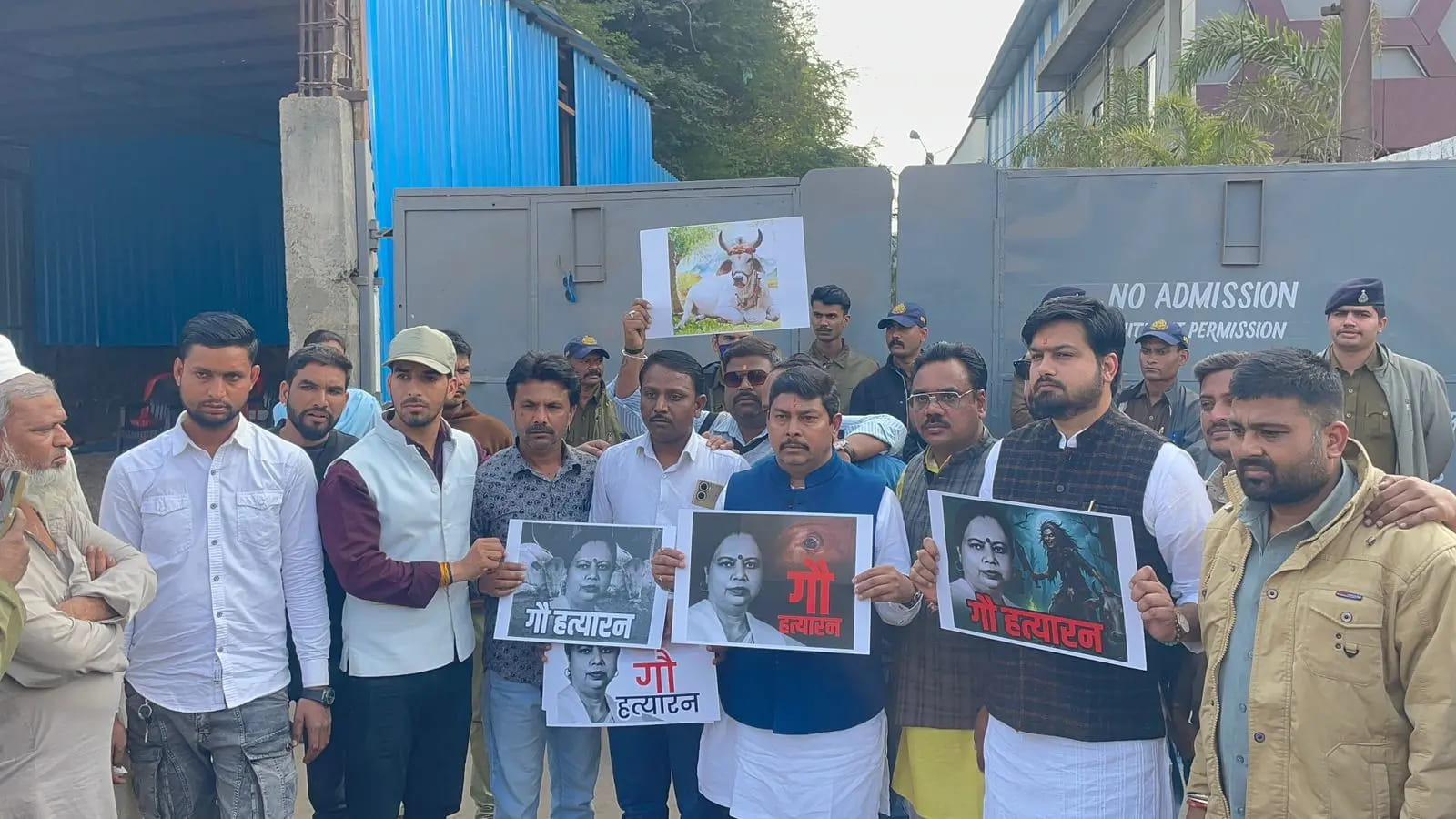 स्लॉटर हाउस में आगे दरवाजे पर सील, खुला है 'पीछे का रास्ता'