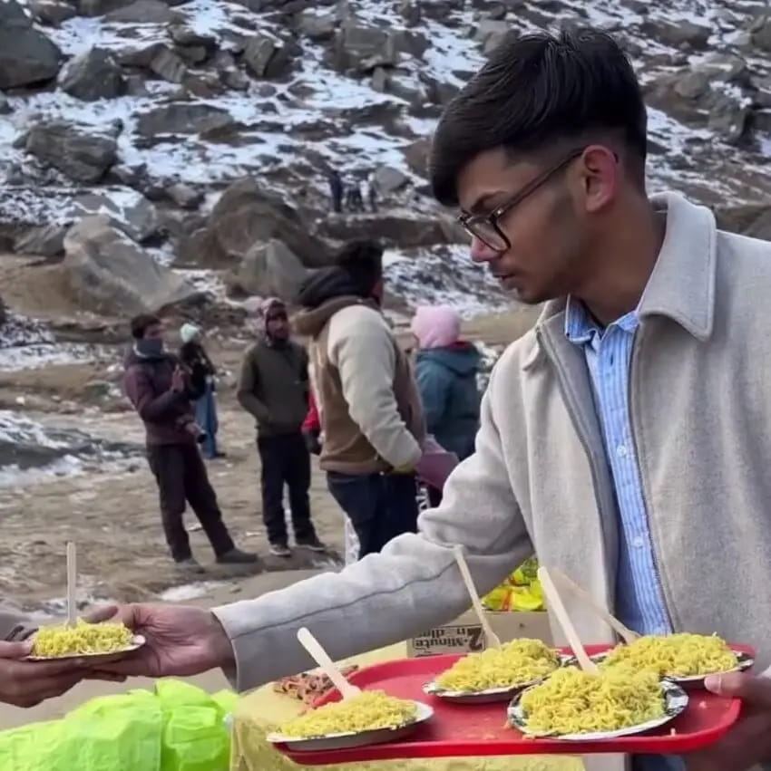एक चूल्हा, एक टेबल और मैगी के कुछ पैकेट्स, फिर फटाफट बरसने लगे नोट