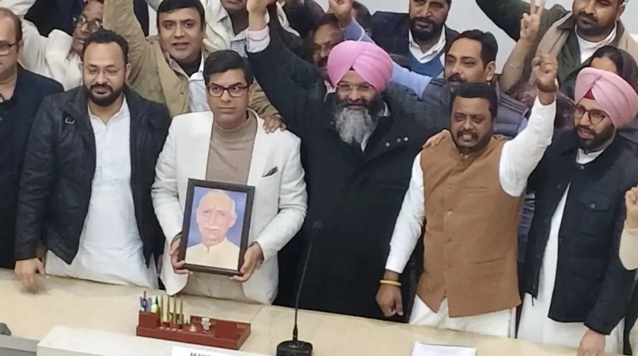 पापा की फोटो लेकर रो दिए चंडीगढ़ के उस सफल युवा की अनकही कहानी