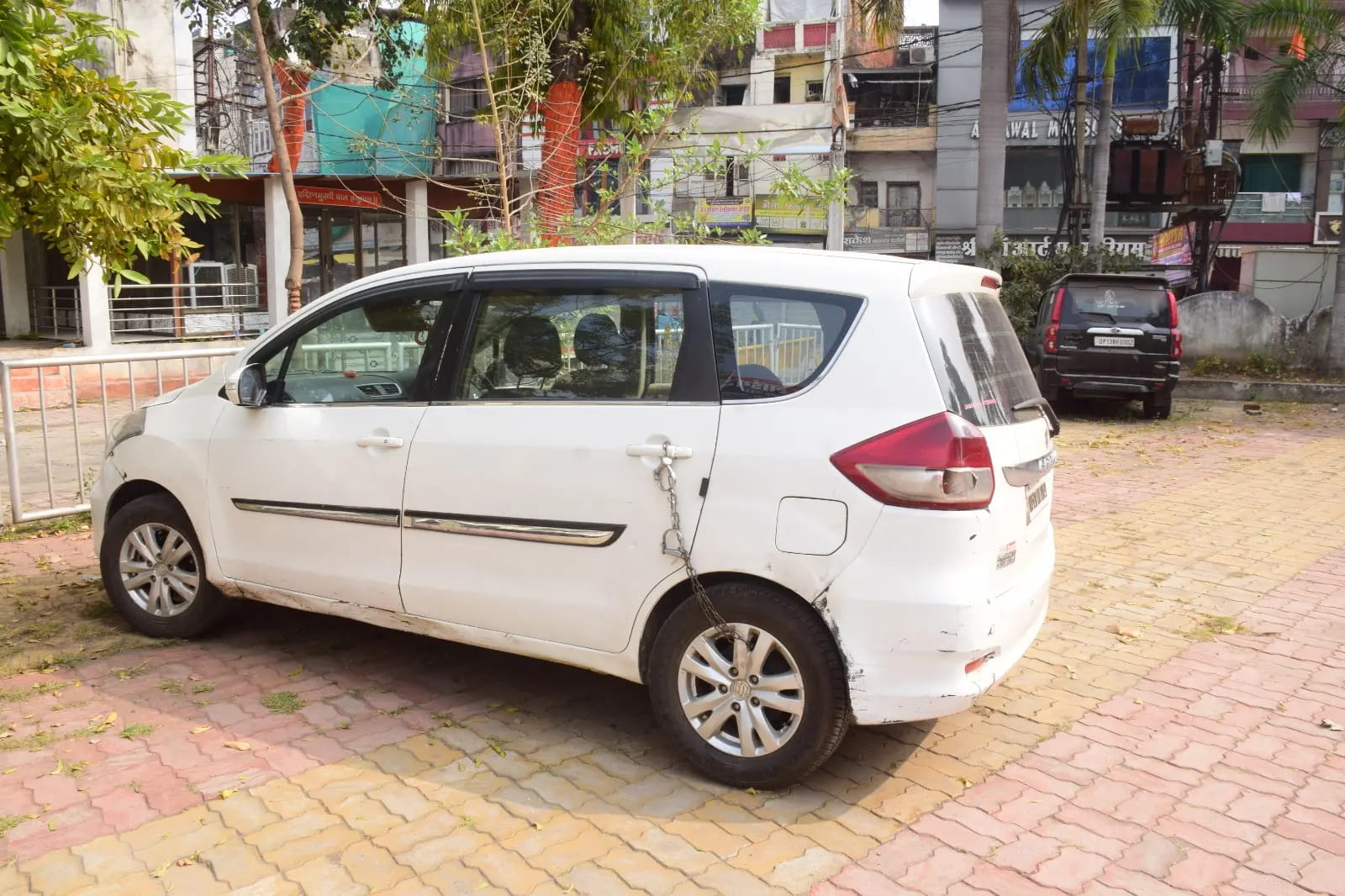 जबलपुर के एक थाने में ड्राइवर नहीं, कार को अरेस्ट कर लिया, लगाकर रखी है हथकड़ी