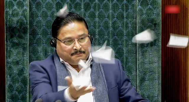 लोकसभा में विपक्षी सांसदों का हंगामा, 8 सांसद पूरे सत्र के लिए सस्पेंड