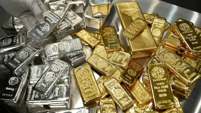 चांदी फिर 14,300 रुपए महंगी, तीन लाख रुपए के पास पहुंची कीमत, सोना 1.65 लाख रुपए