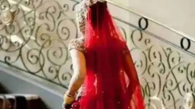 मंदिर में लिए सात फेरे, कुछ दिन साथ घूमी फिर लाखों के जेवर लेकर फरार