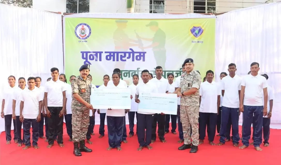 बस्तर में 1.61 करोड़ रुपए के इनामी 51 नक्सलियों ने किया सरेंडर