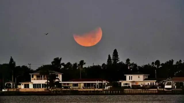 होलिका दहन के एक दिन बाद चंद्र ग्रहण इसलिए दूसरे दिन नहीं खेल सकेंगे होली, करना होगा इंतजार!