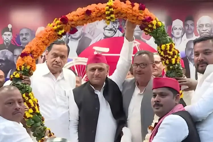 सपा की साइकिल पर सवार हुए नसीमुद्दीन सिद्दीकी, कई दलों के नेता आए अखिलेश के साथ