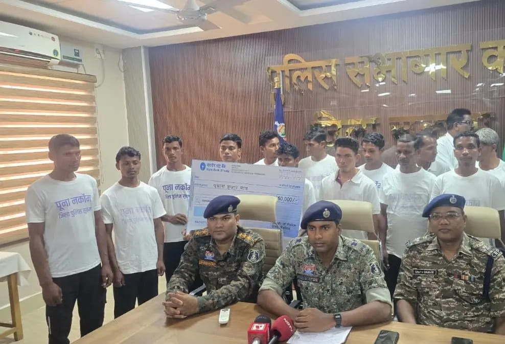 सुकमा में 22 नक्सलियों ने किया सरेंडर, सरकार के साथ मिलकर काम करेंगे
