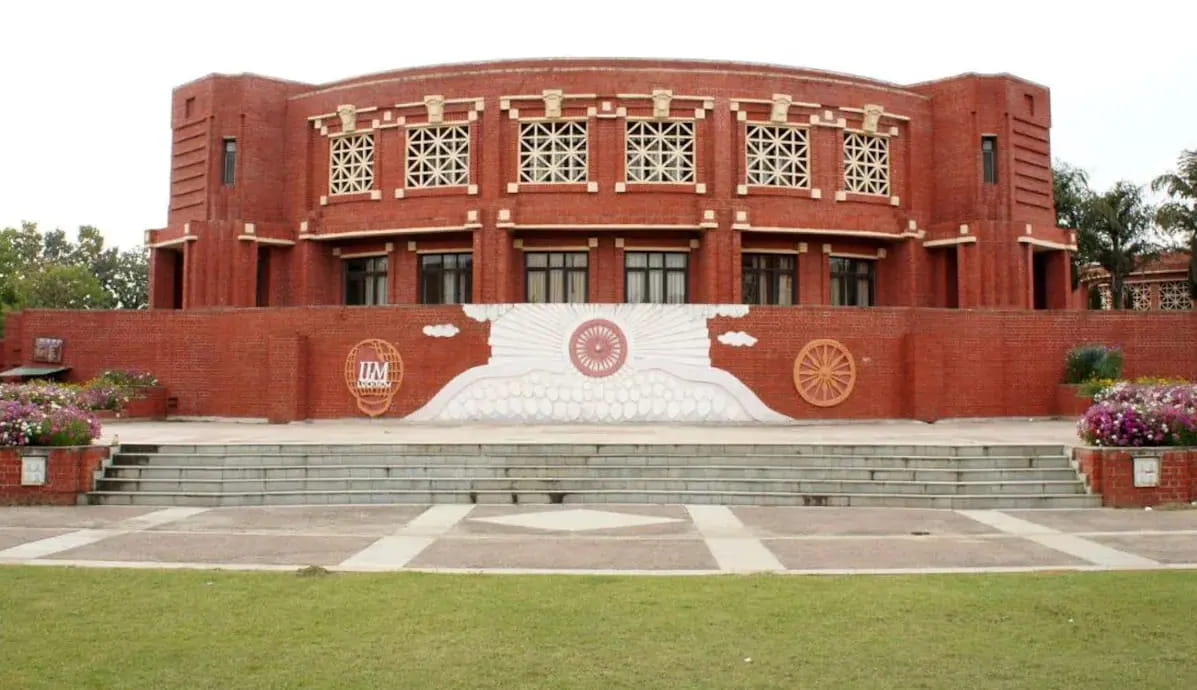 IIM लखनऊ में छात्र को 1 करोड़ का डोमेस्टिक पैकेज, इंटरनेशनल लेवल पर 65 लाख का पैकेज