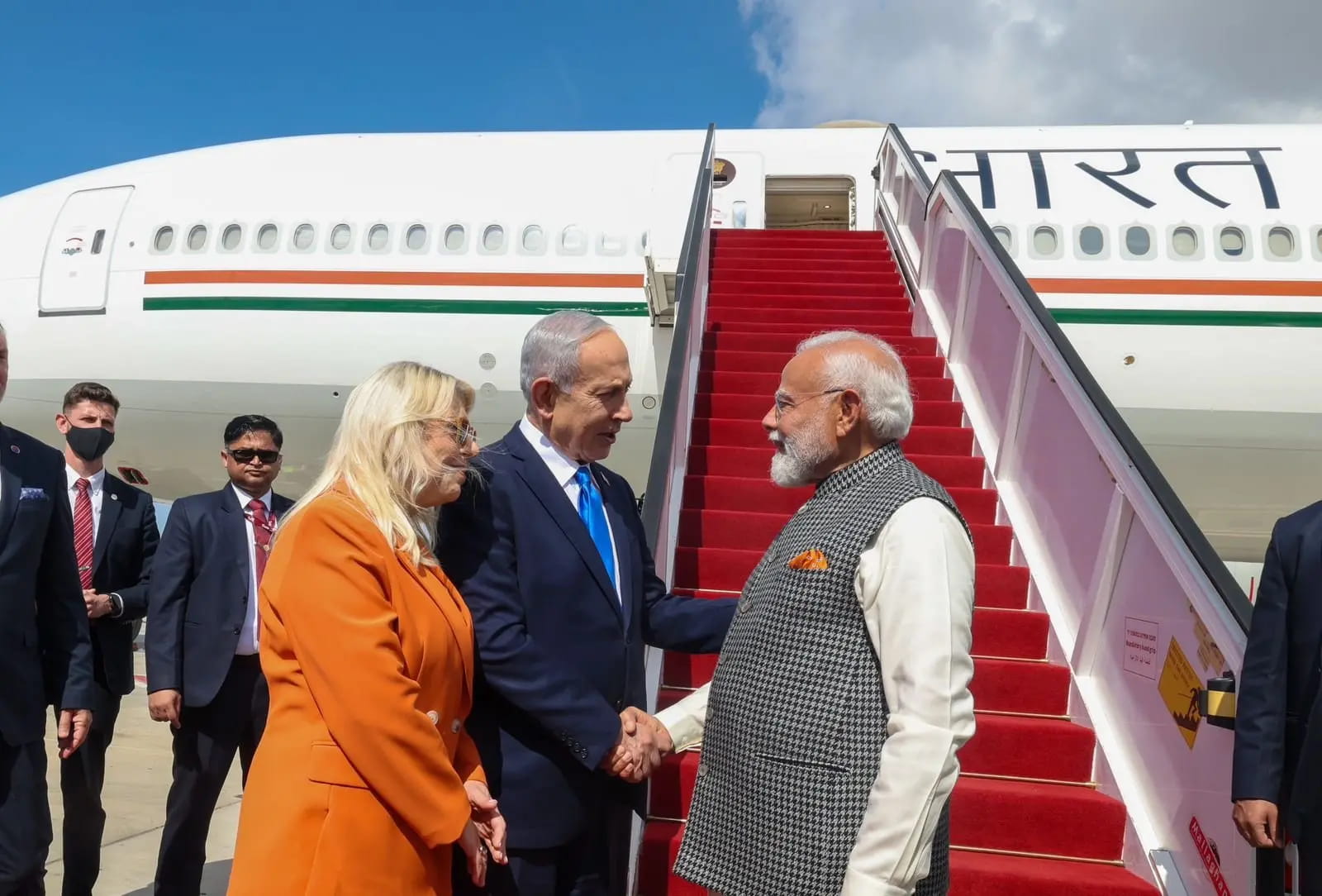 प्रधानमंत्री मोदी का इजरायल में भव्य स्वागत, एयरपोर्ट पर नेतन्याहू ने प्रोटोकॉल तोड़कर गले लगाया