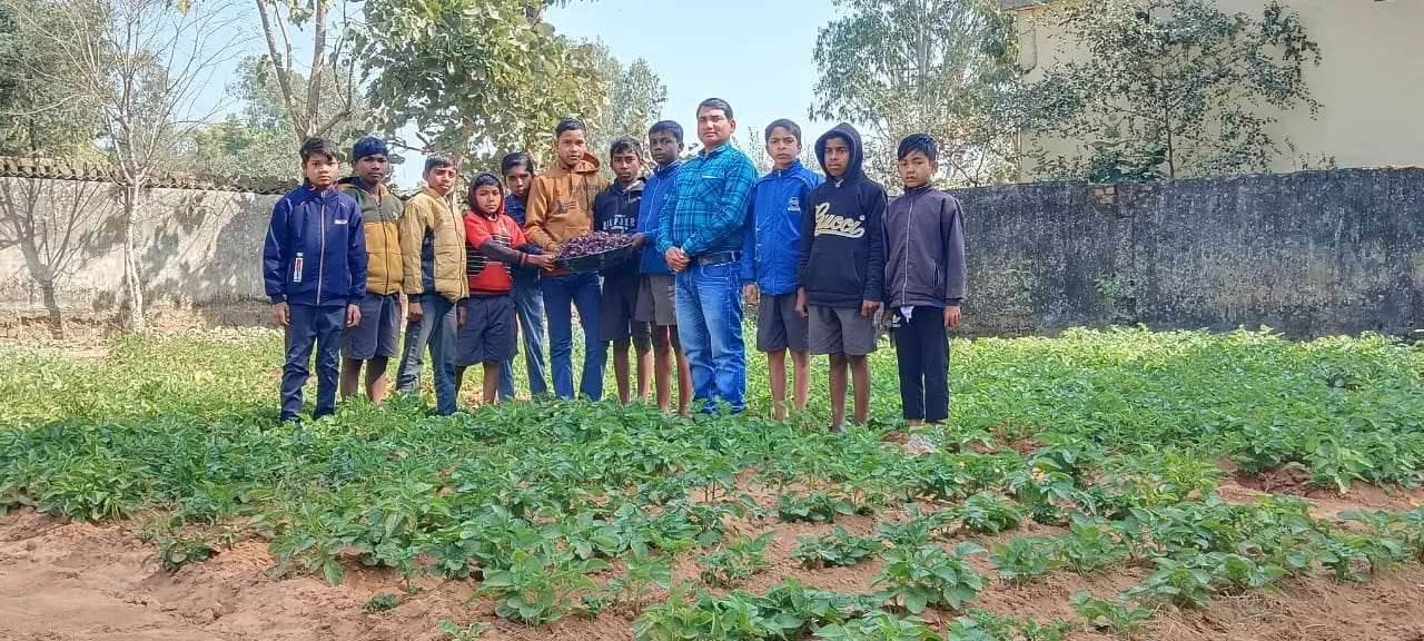 छत्तीसगढ़ में सरकारी स्कूलों में बच्चों को आत्मनिर्भरता की शिक्षा के साथ पोषण देने की अनूठी पहल