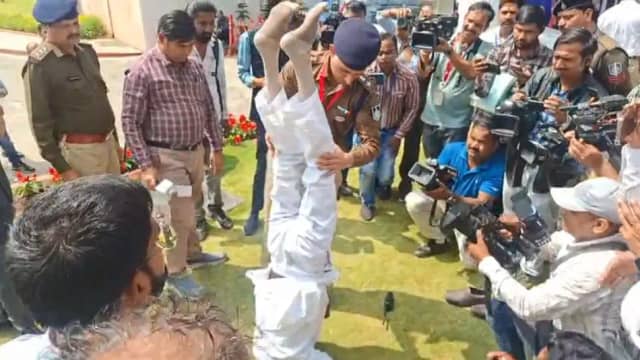 विधानसभा में विधायक बाबू जंडेल ने किया शीर्षासन, कहा-मैंने पटाखा फोड़ा, बंदूक चलाने की FIR कर दी