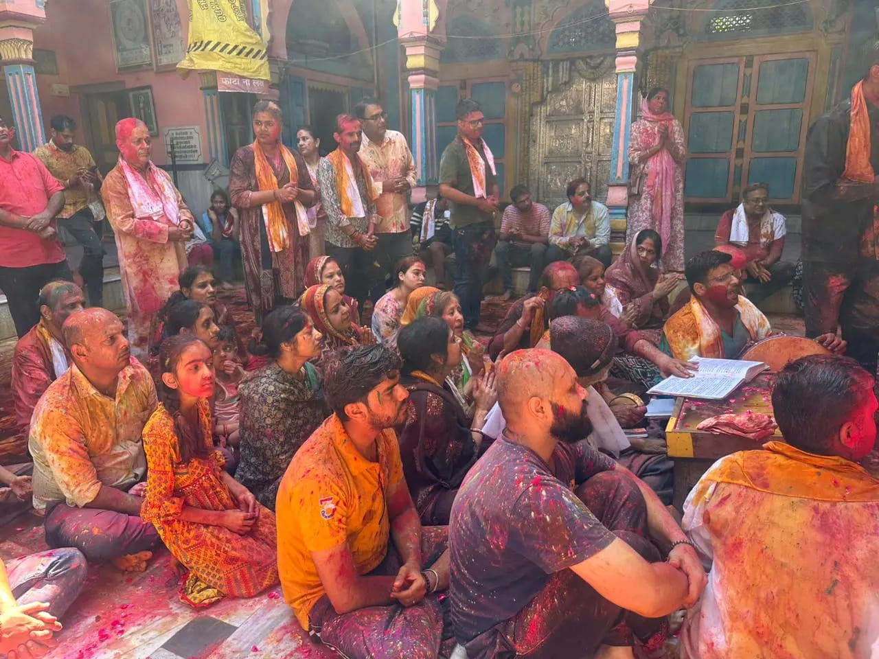 कहीं मांदल, ढोल की थाप, कहीं कीचड़ तो कहीं फूलों के रंगों से मनता है त्योहार