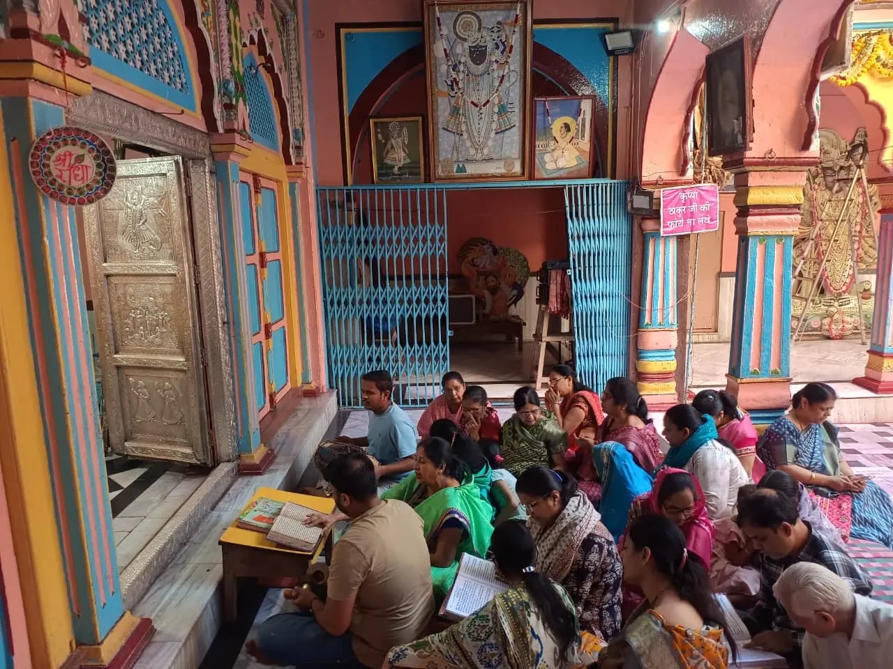 चंद्र ग्रहण में जब सब मंदिर हैं बंद भोपाल के इस मंदिर में खुले हैं पट, हो रही भक्ति!