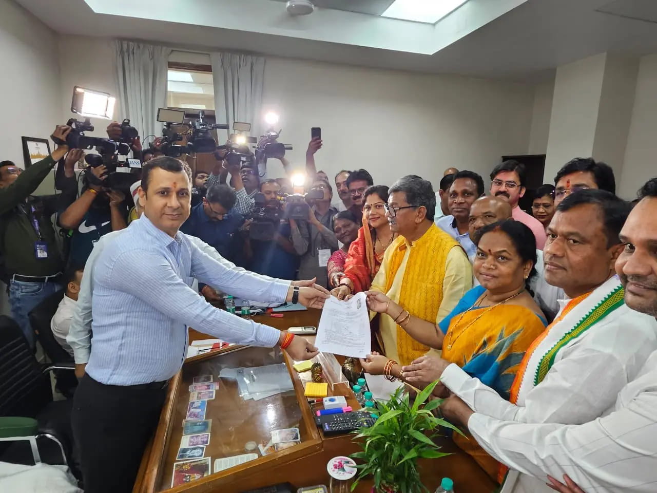 छत्तीसगढ़ में फूलो देवी नेताम ने दाखिल किया नामांकन, कांग्रेस नेताओं से लिया आशीर्वाद