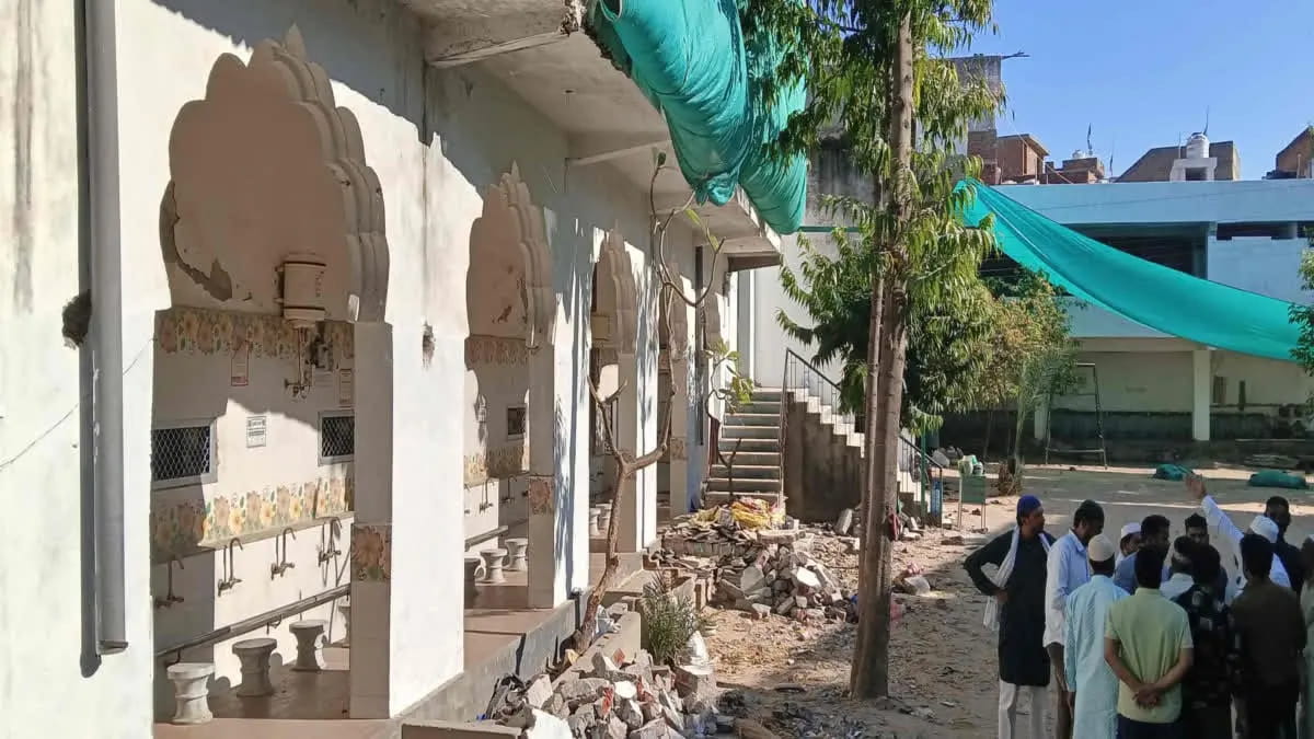 नमाज के वक्त मस्जिद की दीवार गिरी, 15 नमाजी दबे
