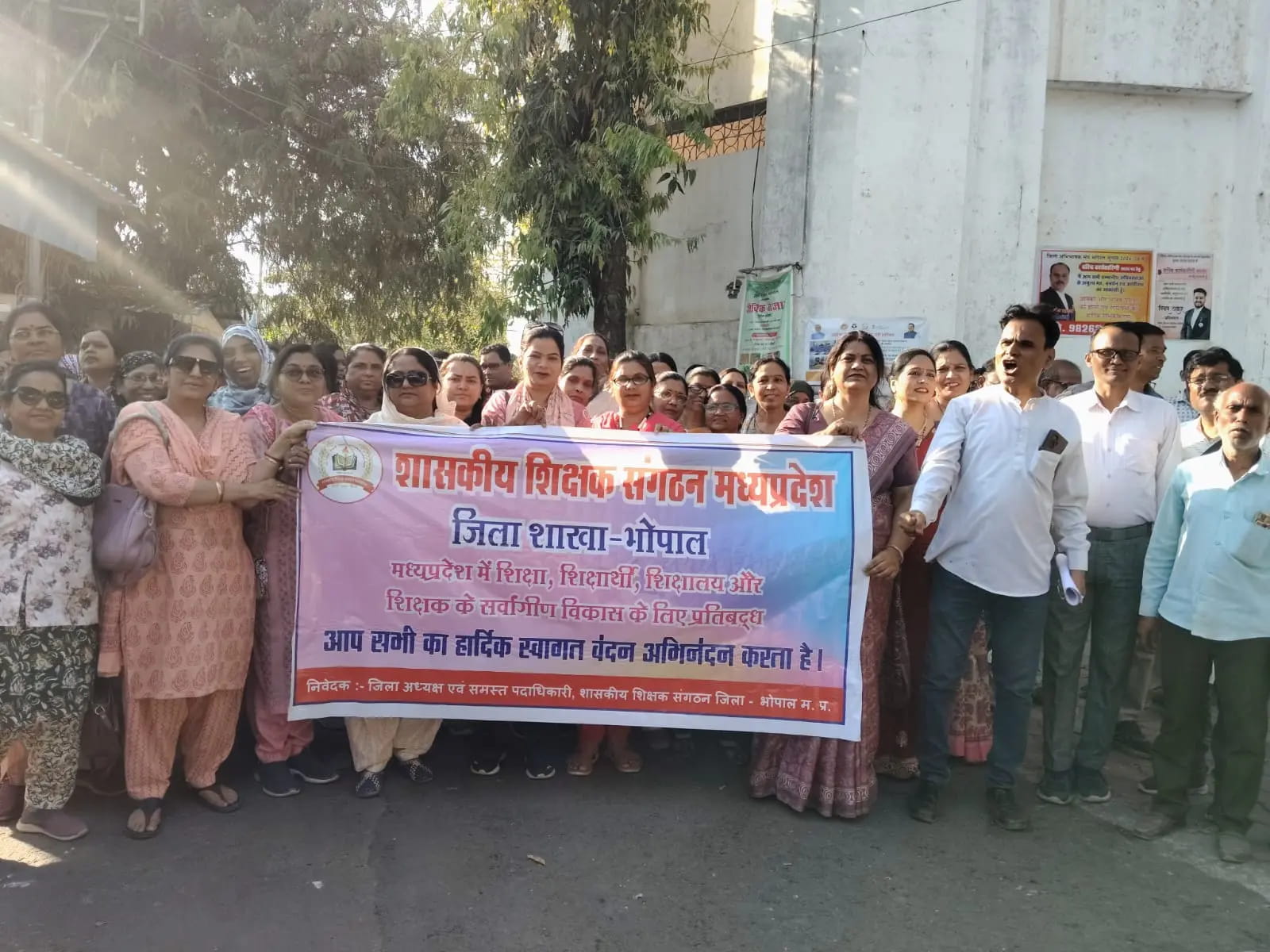 TET परीक्षा के विरोध में सड़कों पर उतरे जिलों के शिक्षक, सवा लाख शिक्षक हो रहे प्रभावित