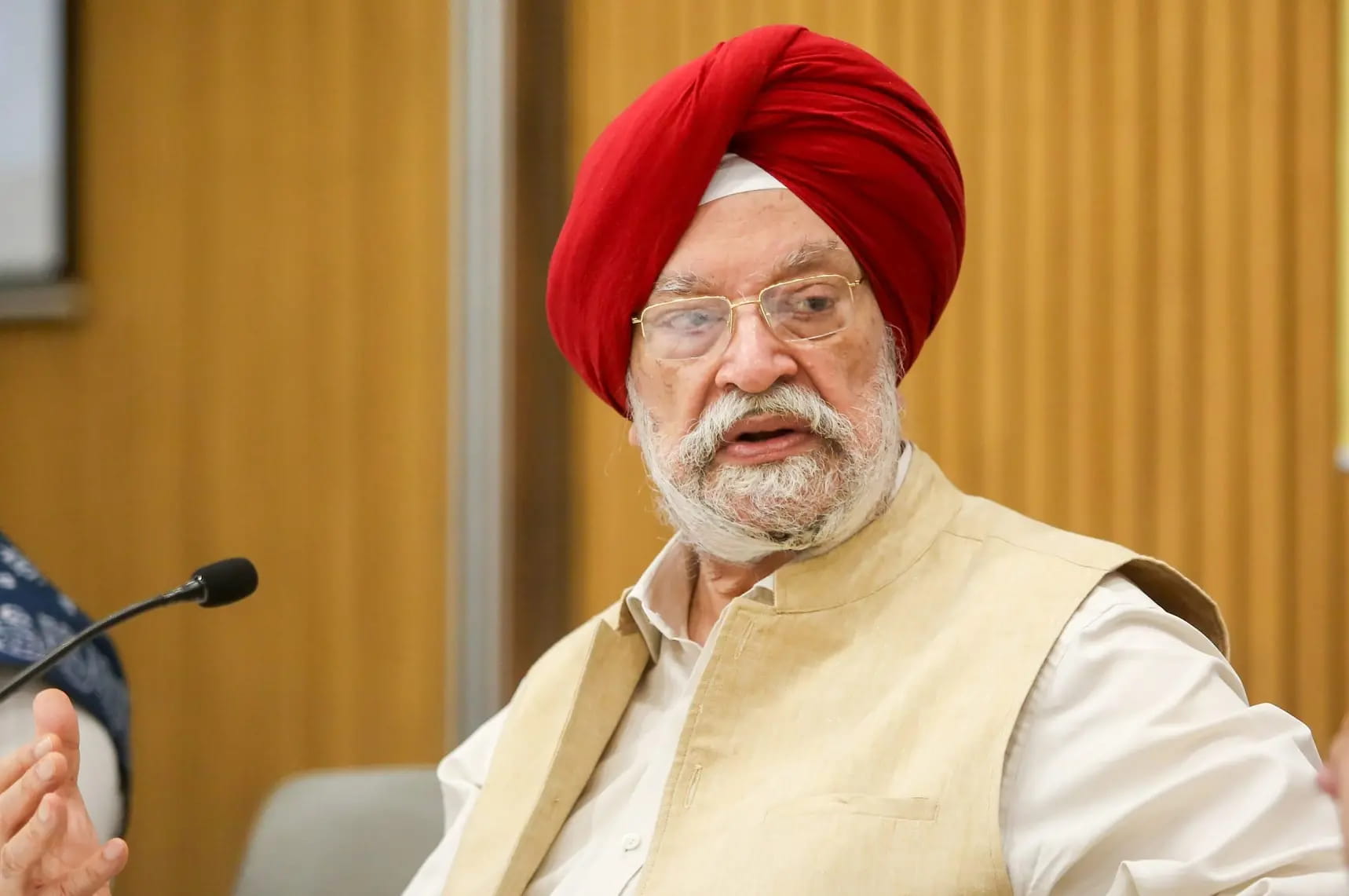 हरदीप पुरी की बेटी जेफरी एपस्टीन के साथ नाम जोड़ने पर खफा, किया 10 करोड़ का मानहानि केस