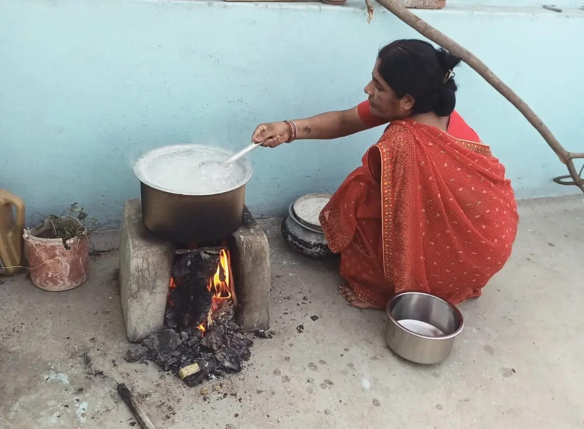 गांव, कस्बों के साथ शहरों में भी अब कंडों पर सुलग रहे चूल्हे, दाम भी बढ़े
