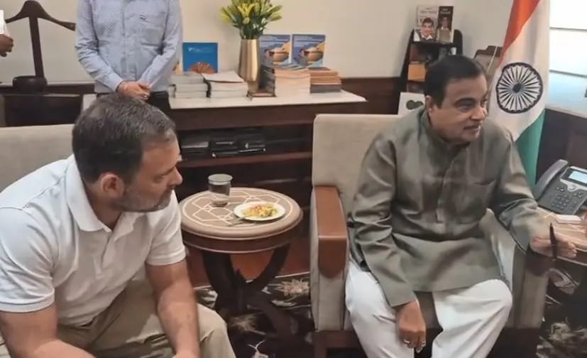 संसद में नितिन गडकरी से अचानक मिले राहुल-प्रियंका...मंत्री से इस मुद्दे पर की बातचीत