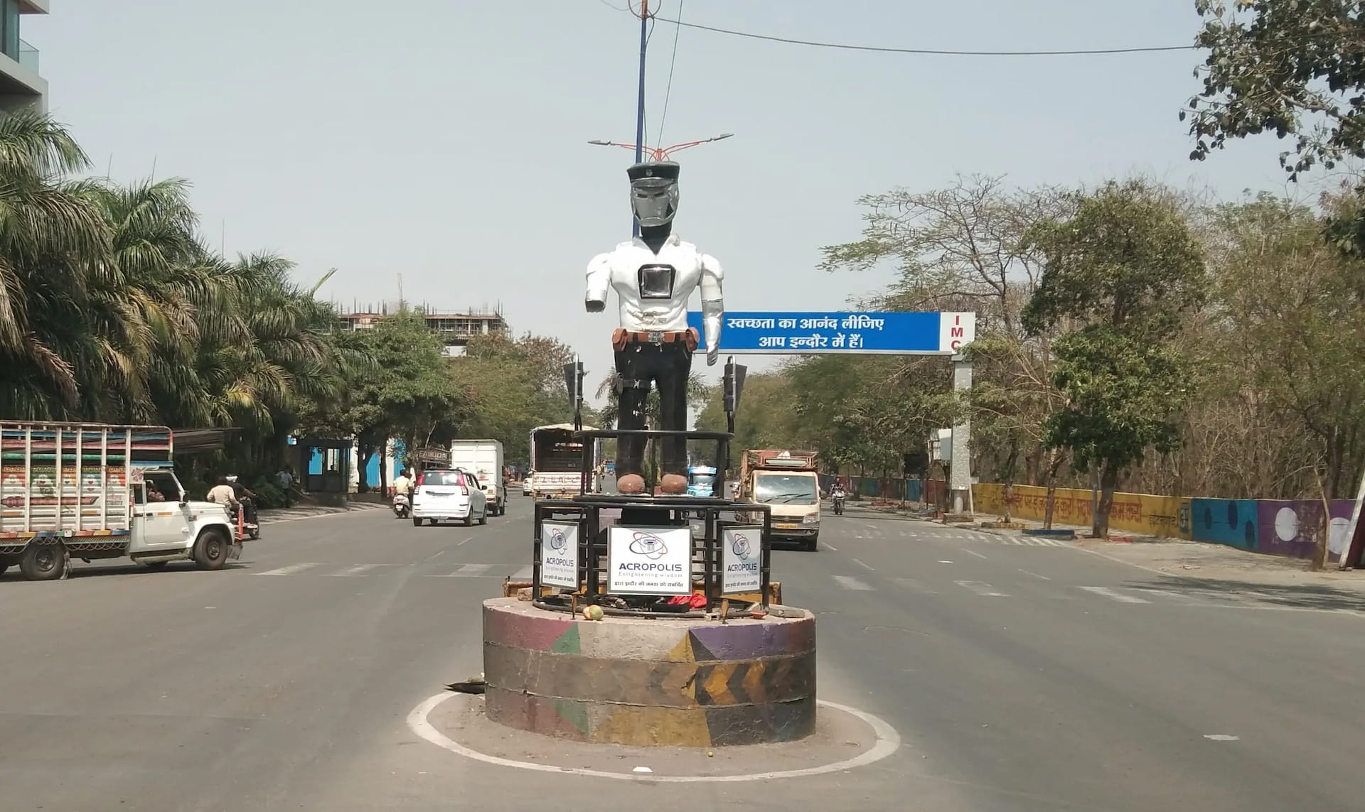उद्घाटन से पहले ट्रैफिक मित्र रोबोट से तोड़फोड़, इंजीनियरिंग छात्रों की पहल पर फेरा पानी