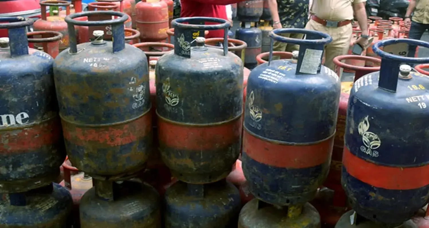 MP में कमर्शियल LPG सिलेंडरों की सप्लाई शुरू, होटल-रेस्टोरेंट वालों को जरूरत की 9 प्रतिशत गैस मिलेगी