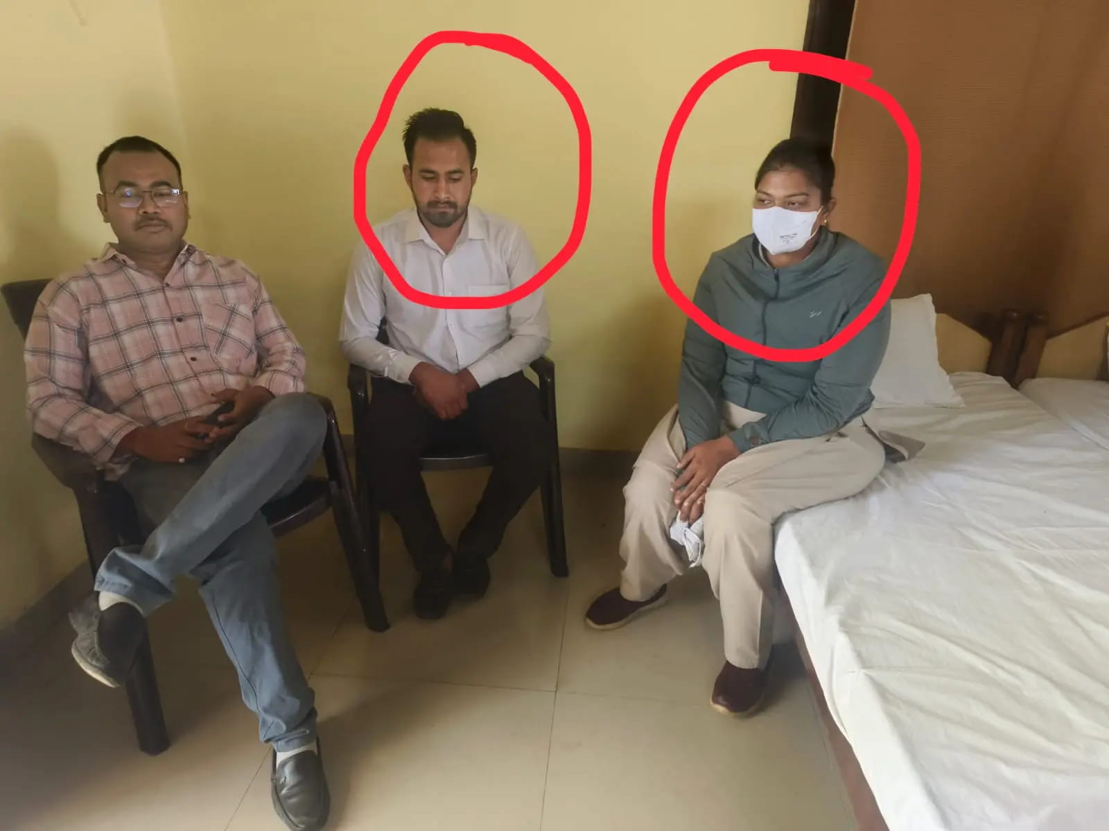आरटीओ की महिला आरक्षक और साथी रिश्वत लेते गिरफ्तार