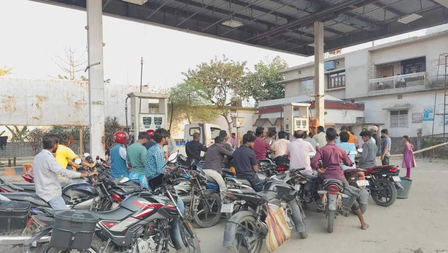 बाइक वालों को 200 और फोर व्हीलर्स वालों को मिलेगा सिर्फ 2000 का पेट्रोल, इस जिले के पेट्रोल पंपों पर तय कर दी लिमिट