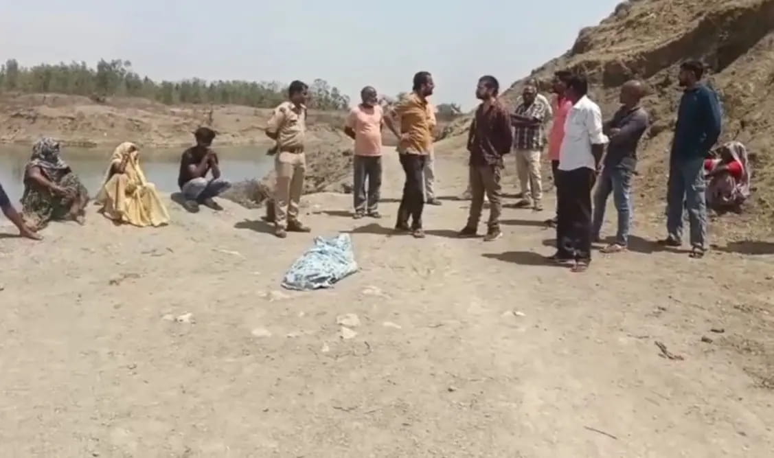 बेटी को पानी में डूबते देख मां ने लगा दी छलांग, जान कुर्बान कर बेटी को बचाया