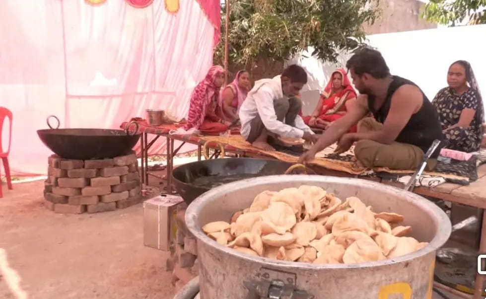 ग्वालियर में फीके पड़े रामनवमी के भंडारे, लकड़ी के चूल्हों पर लौटी परंपरा