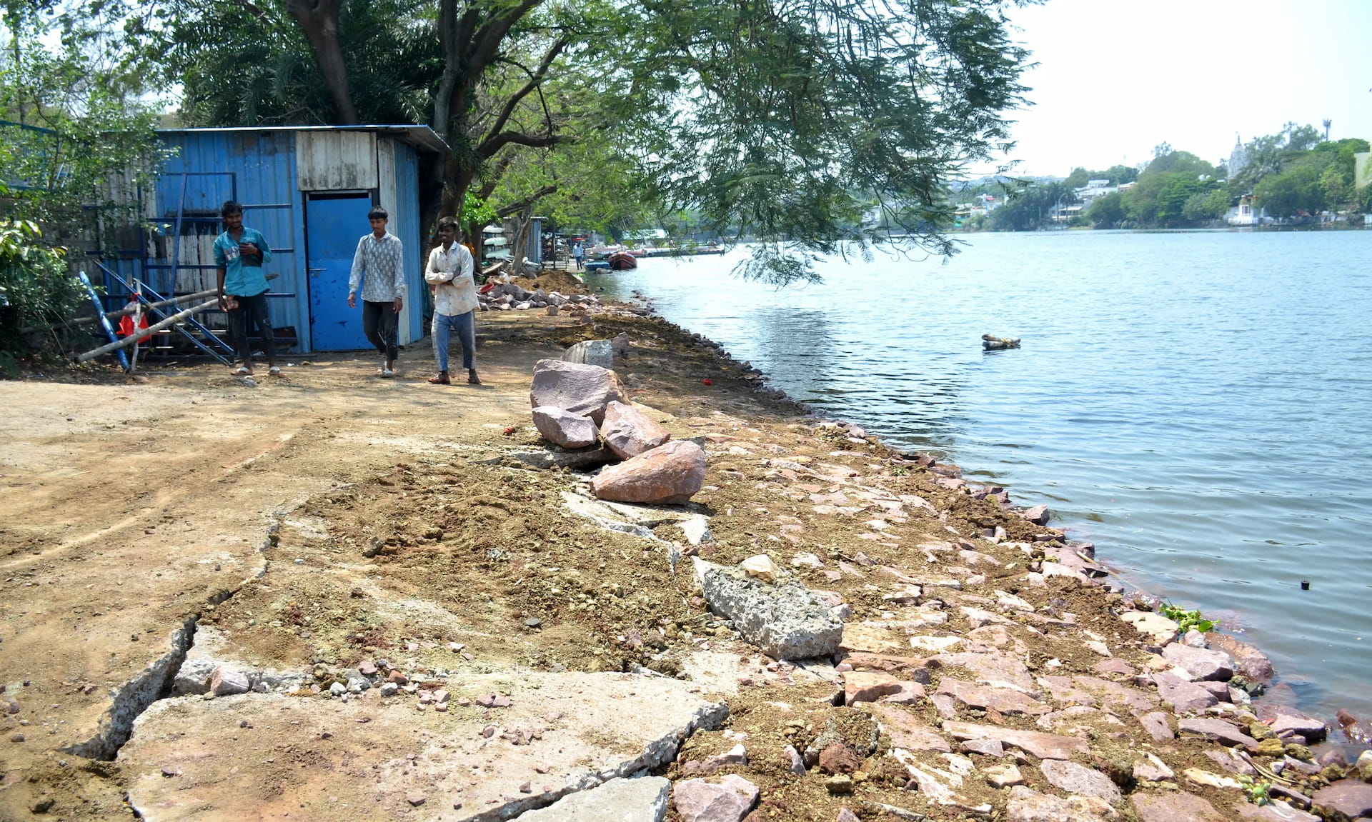 भोपाल के छोटा तालाब को और ‘छोटा’ करने की साजिश, किनारों पर डंप किए जा रहे पत्थर