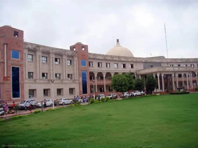 पैरेंट्स को बुक्स के लिए परेशान करने वाले एक स्कूल संचालक और तीन दुकानदारों के खिलाफ FIR
