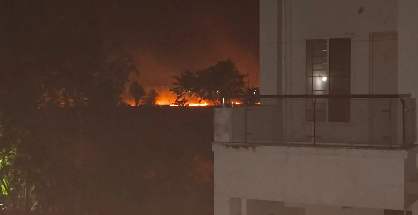 भोपाल के कटारा हिल्स में नरवाई की आग, खेतों से सटी कॉलोनियों में रातभर हड़कंप