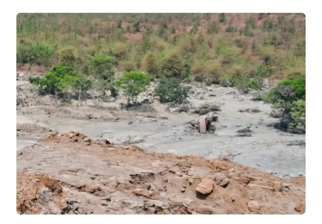 कोरबा के झाबू में राखड़ डेम फूटा, JCB सहित ऑपरेटर दबा