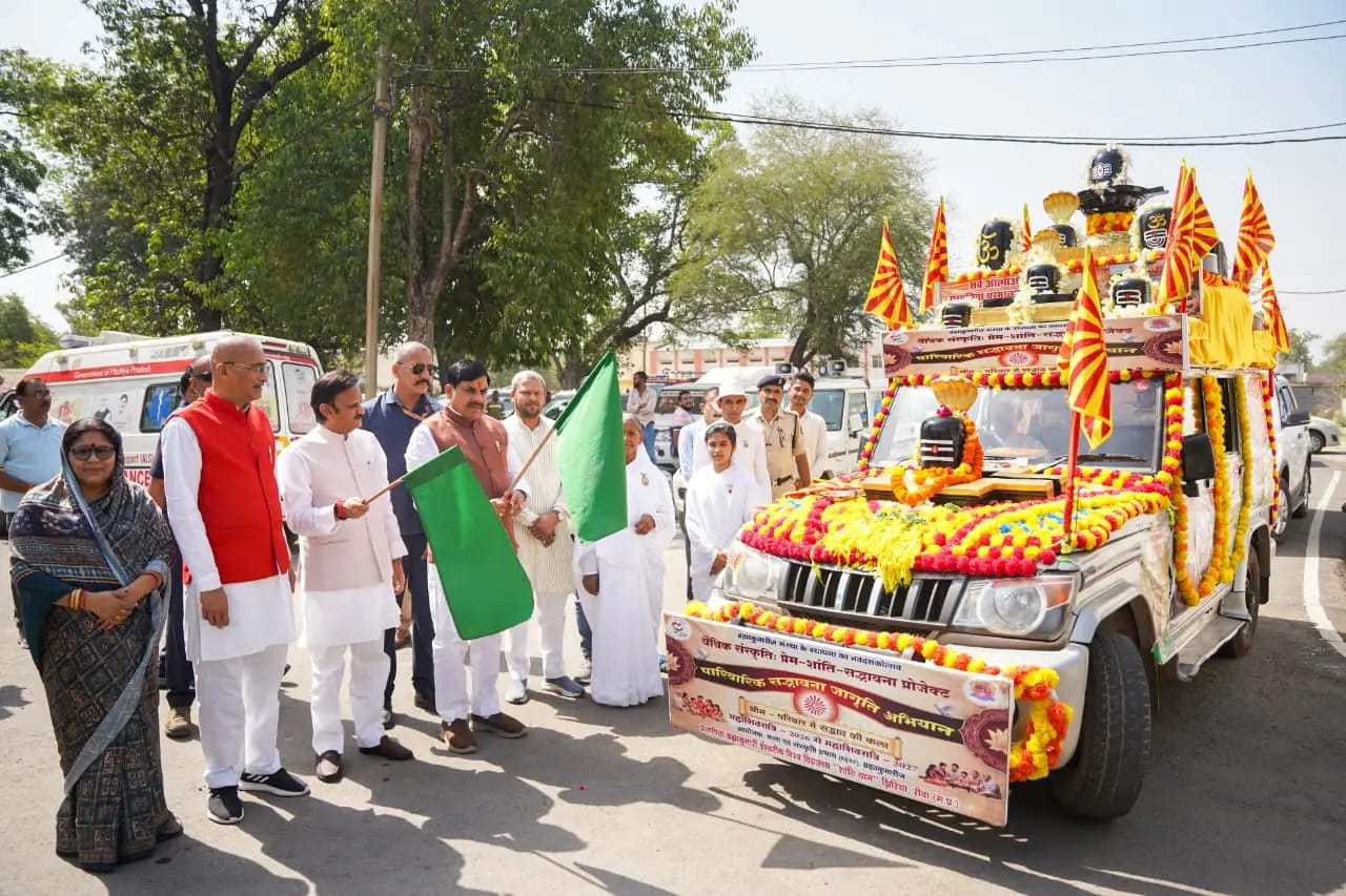 रीवा से 12 ज्योतिर्लिंग रथ यात्रा रवाना, मुख्यमंत्री डॉ. यादव ने दिखाई हरी झंडी