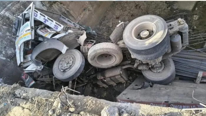 सतना में डिवाइडर तोड़कर नहर में गिरा ट्रक, ड्राइवर सहित तीन की मौत