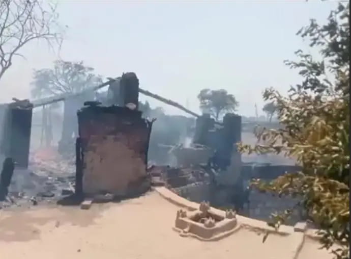 आग लगने से कई घर जलकर खाक, फसलें व नकदी भी जली