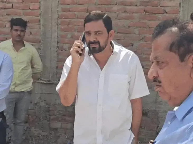 रीवा के महापौर के बिगड़े बोल...निगमकर्मी को फोन पर कहा-‘आ जाओ, उसी नाली में घुसेड़ दूंगा’