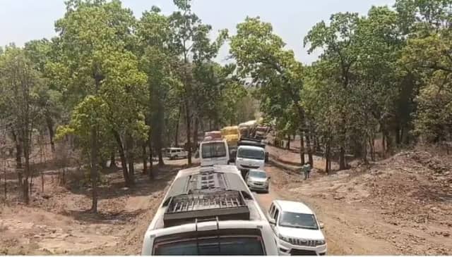 हाइवा बिगड़ने से ताला-पनपथा SH-10 पर 8 घंटे लगा जाम, जंगल में पानी के लिए परेशान रहे यात्री
