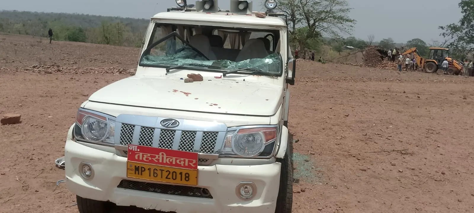 छतरपुर में अतिक्रमण हटाने गई टीम पर पथराव, कई वाहनों में तोड़फोड़